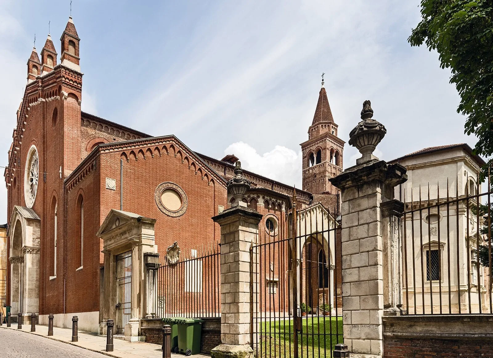 La chiesa di Santa Corona a Vicenza, con il campanile e il sagrato