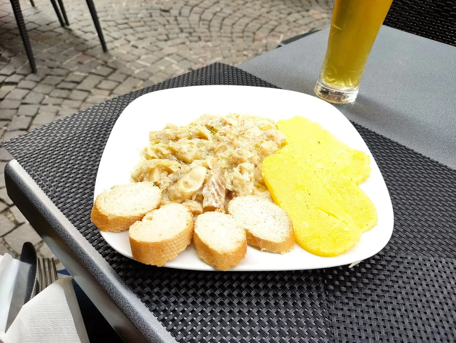 Bacalà alla vicentina servito con la polenta