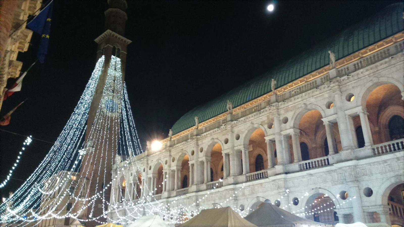 Le luminarie natalizie davanti alla Basilica Palladiana, a Vicenza