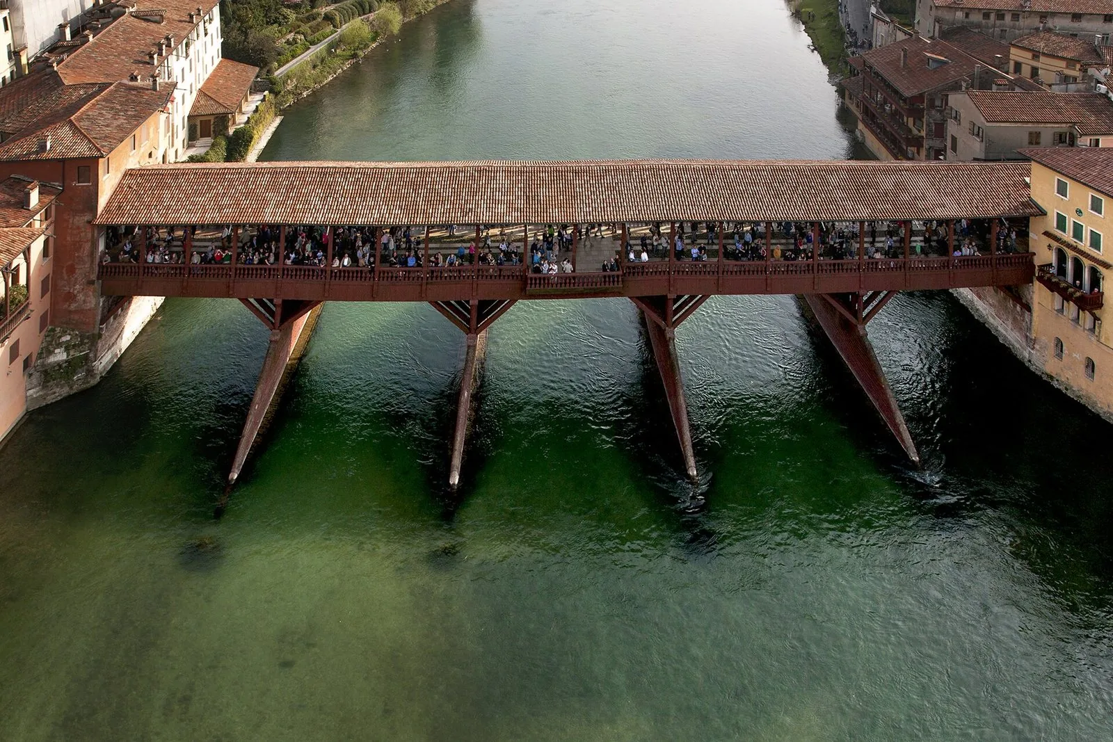 Il Ponte degli Alpini di Bassano del Grappa, visto dall'alto