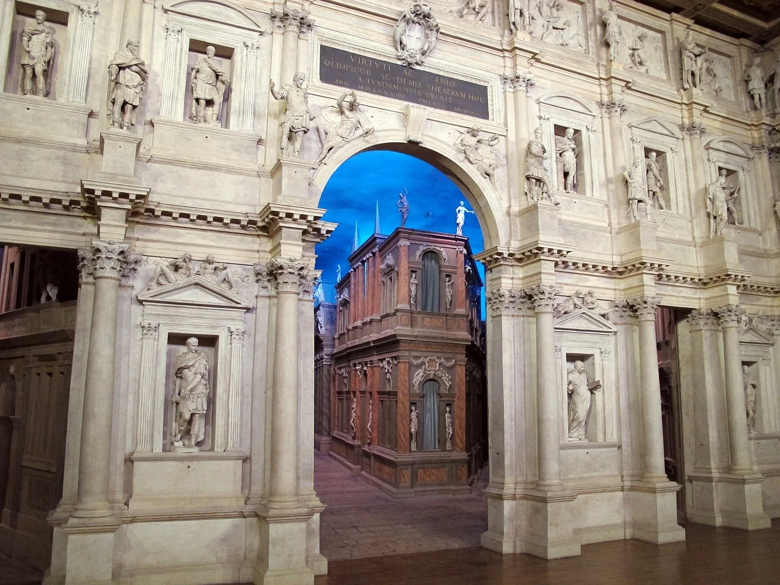La scena lignea del Teatro Olimpico di Vicenza, vista di scorcio
